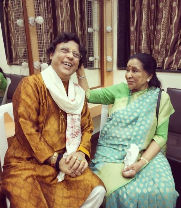 Pandit Anindo Chatterjee (left) with Asha Bhosle (right)