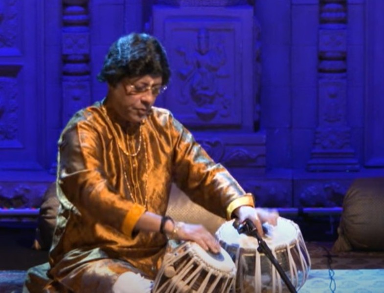 Pandit Anindo Chatterjee performing live at the Darbar Festival in 2022