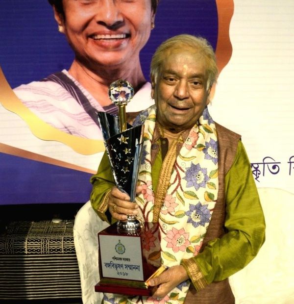 Pandit Birju Maharaj with his Banga Bibhushan Award (2018)