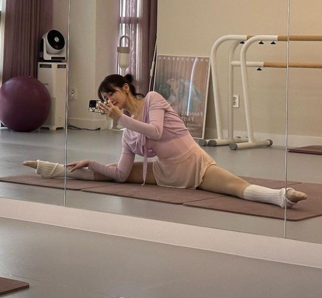 Park Gyu-young practising ballet