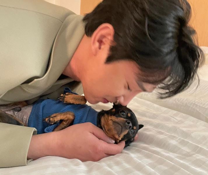 Park Sung-hoon with his pet dog, Box
