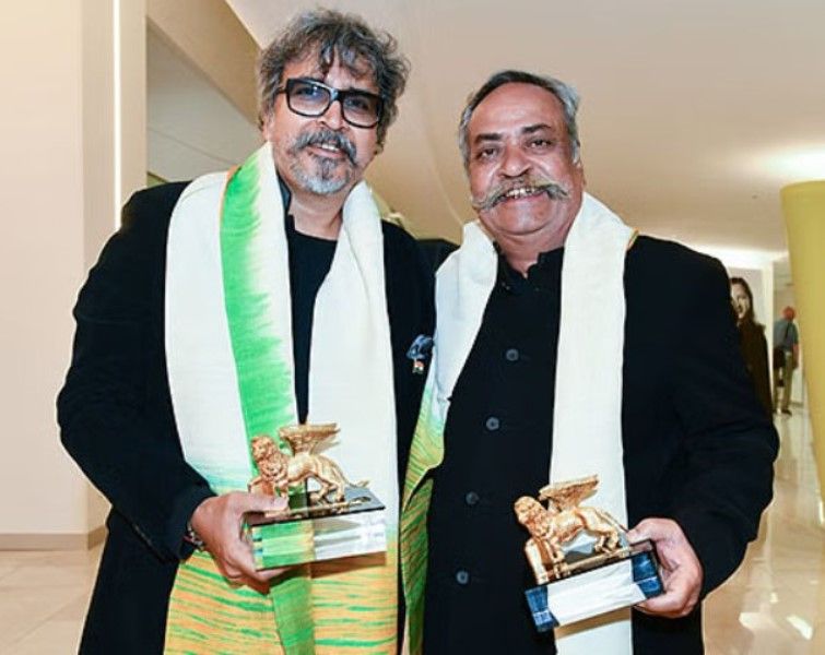Piyush Pandey with Prasoon Pandey after winning the Lions Lifetime Achievement Award of St. Mark in 2018