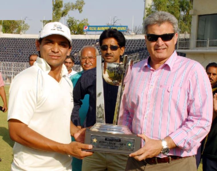 Port Qasim Authority captain Khalid Latif receives winning Trophy from Zakir Khan Director Cricket Operations (Domestic)