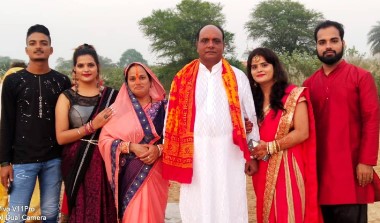 Priyansu Singh posing with her parents and siblings