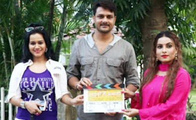 Priyansu Singh (right) posing with the other cast of the film Saiya Hai Anari
