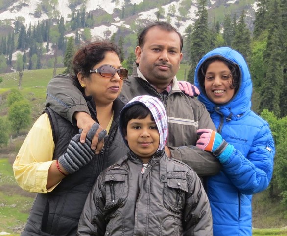 Ramita Jindal posing with her family