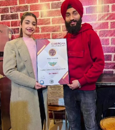 Sehaj Arora and Gurpreet Kaur after receiving the best food outlet in Jalandhar award in 2023