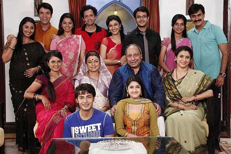 Sham Mashalkar (top row) with the entire cast of the serial 'Sasural Gendha Phool'
