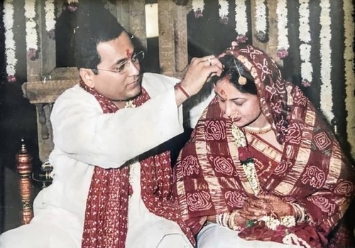 Shefali Shah and Vipul Amrutlal Shah (left) at their wedding ceremony in 2000 in Mumbai