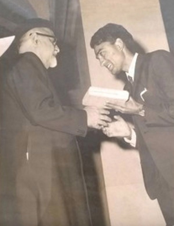 Shiv Kumar Batalvi receiving the Sahitya Akademi Award from Zakir Hussain