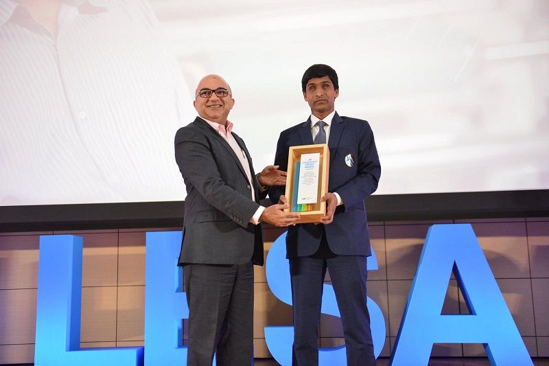 Srikanth Bolla receiving Leadership Energy Award