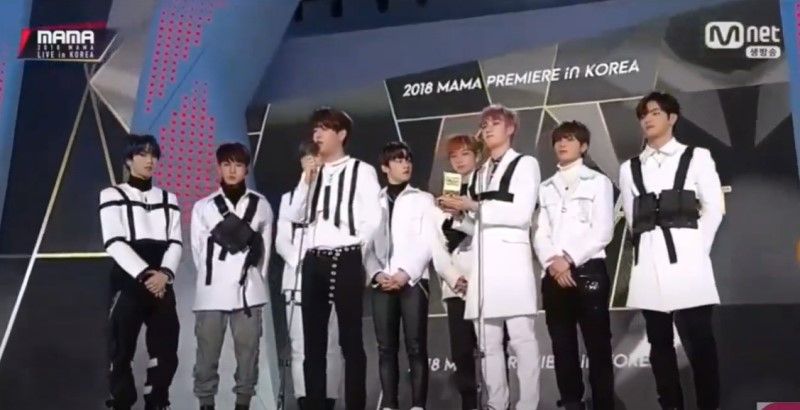 Stray Kids receiving Best New Male Artist at the MAMA Awards 2018
