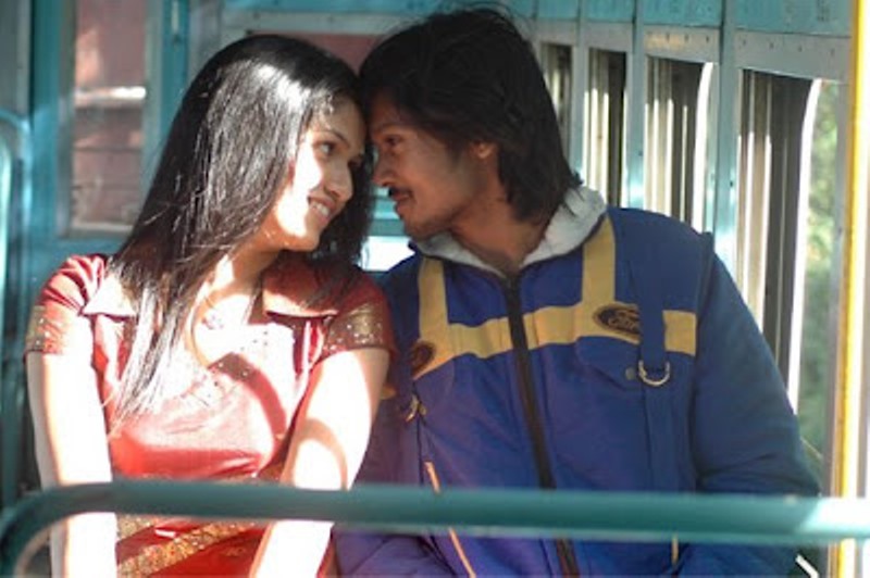 Sunaina with Nakkhul in the film Kadhalil Vizhunthen