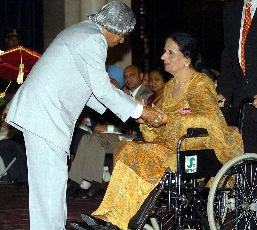 Surinder Kaur receiving the Padma Shri from A.P.J. Abdul Kalam (left)