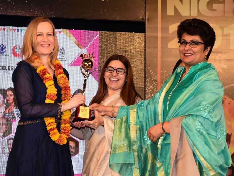 Suzanne Bernert receiving Rajasthan International Film Festival (RIFF) Award in 2018