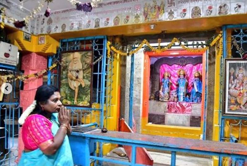Tamilisai Soundararajan Praying at the Lord Anjaneya temple