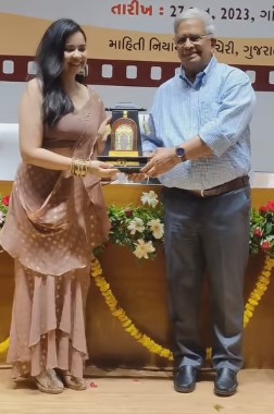Tarjanee Bhadla while receiving State award for her role in the film Hellaro