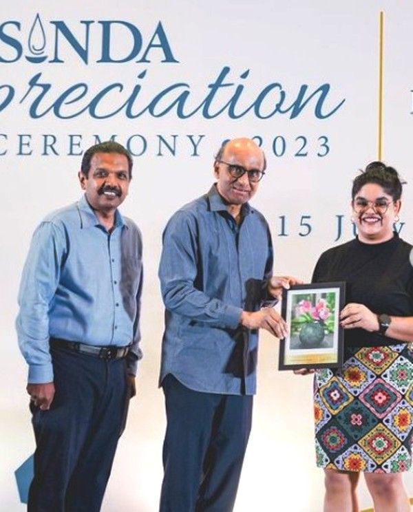 Tharman Shanmugaratnam (in middle) awarding the artist at the SINDA Appreciation Ceremony