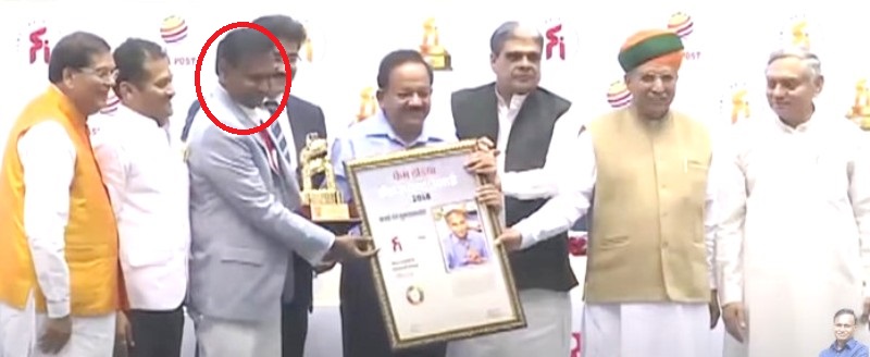 Udit Raj receiving the FAME India Shreshtha Sansad Award 2018