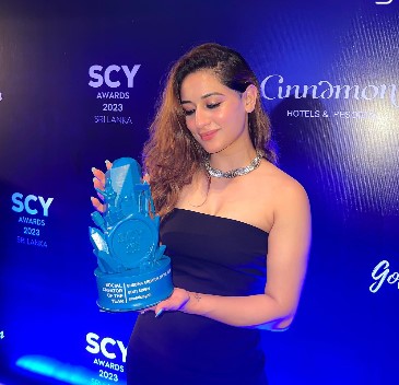 Uditi Singh while posing with her award
