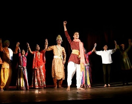 Vyom Vyas performing in a theatre play