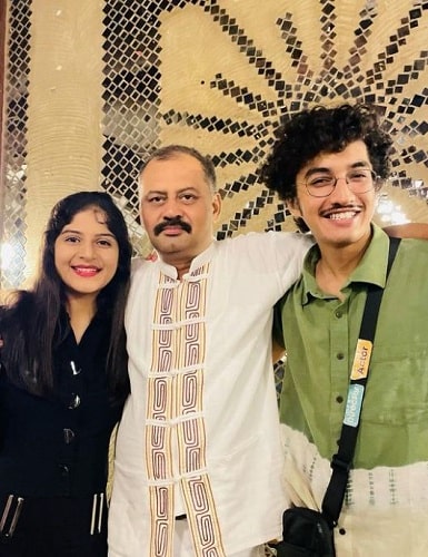 Vyom Vyas with his father and sister