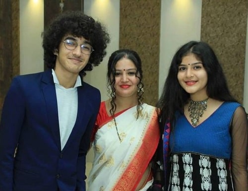 Vyom Vyas with his mother and sister