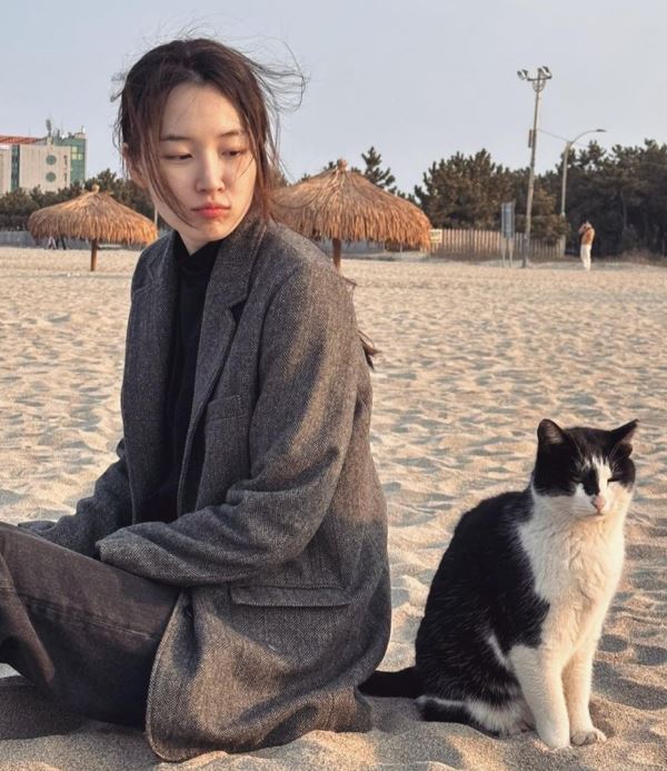Won Ji-an with her pet cat