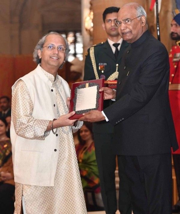 Yogesh Samsi receiving the Sangeet Natak Akademi Award in 2019 from the then president, Ram Nath Kovind