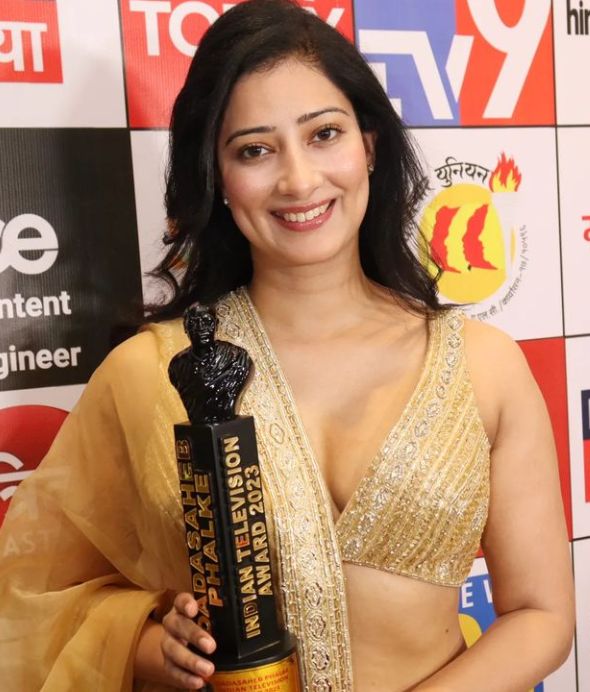 Niharica holding Dadasaheb Phalke Indian Television Award 2023 for Best Actress
