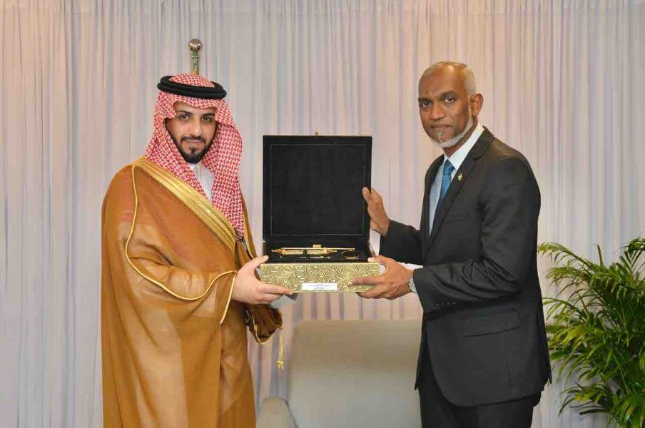 A photo of Muizzu with the Ambassador of the Saudi Arabia to the Maldives