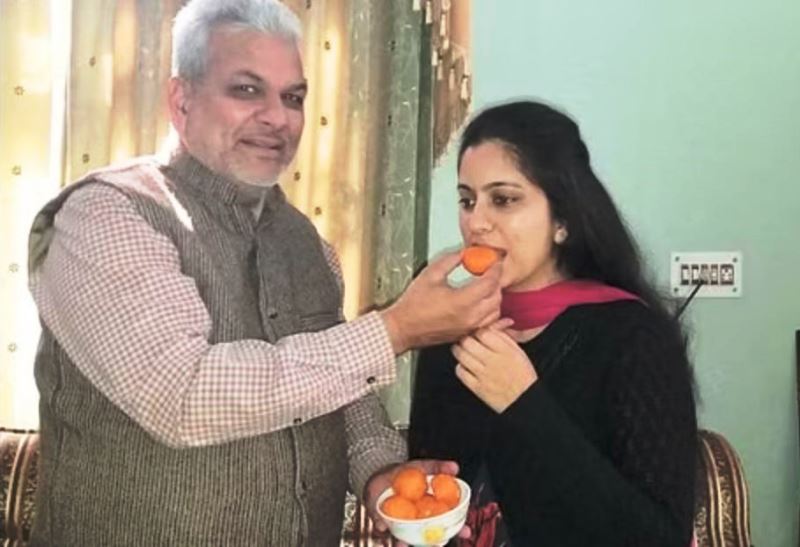 Dharam Chand Chaudhary with daughter Vatsala Chaudhary celebrating after Vatsala passed the judicial examination and was selected as a civil judge in 2016