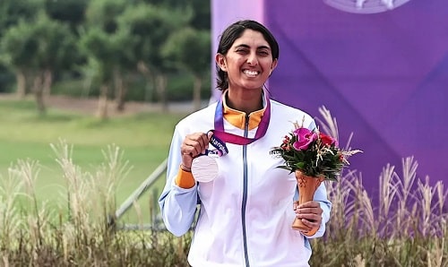 Aditi Ashok with her silver medal at the Asian Games