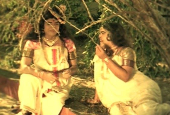 Adoor Bhasi and Prem Nazir dressed as ladies in the film Kannappanunni