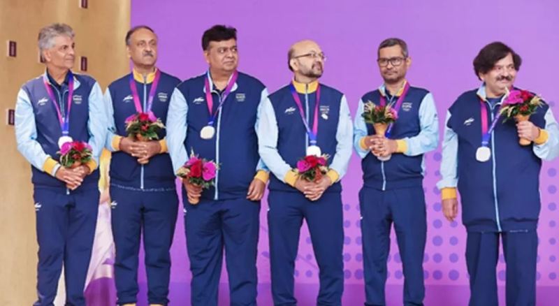 Ajay Prabhakar Khare (third from the right) along with other Indian men's bridge team members