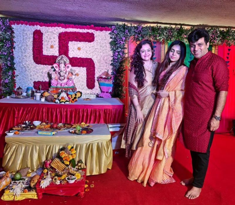 Amit Tandon with wife and daughter in front of Lord Ganesha's idol