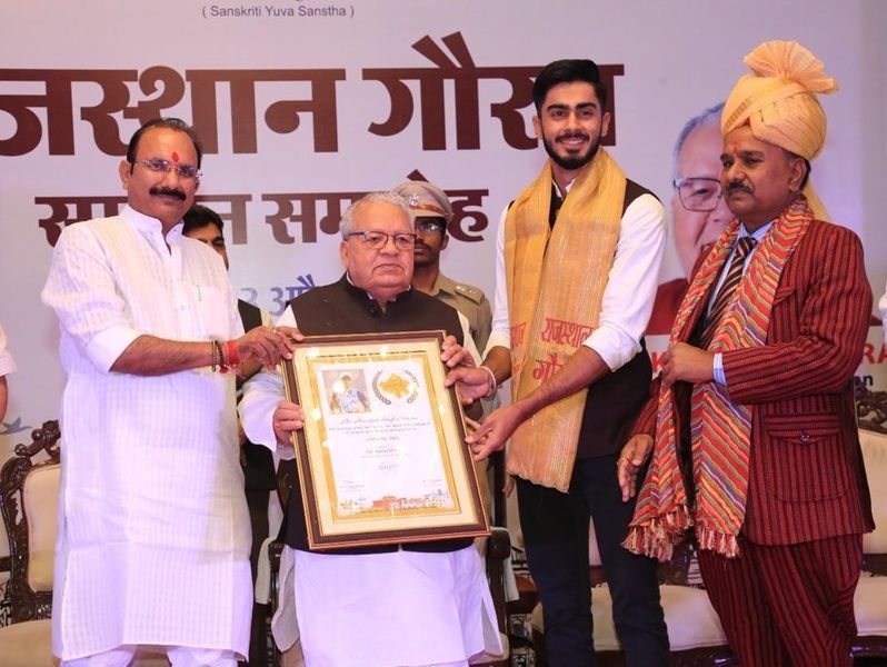 Anantjeet Singh Naruka (second from right) receiving the Rajasthan Gaurav award