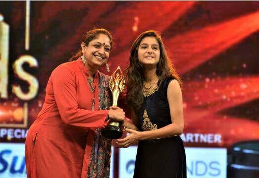 Anaswara Rajan (right) receiving Best Child Artist Award
