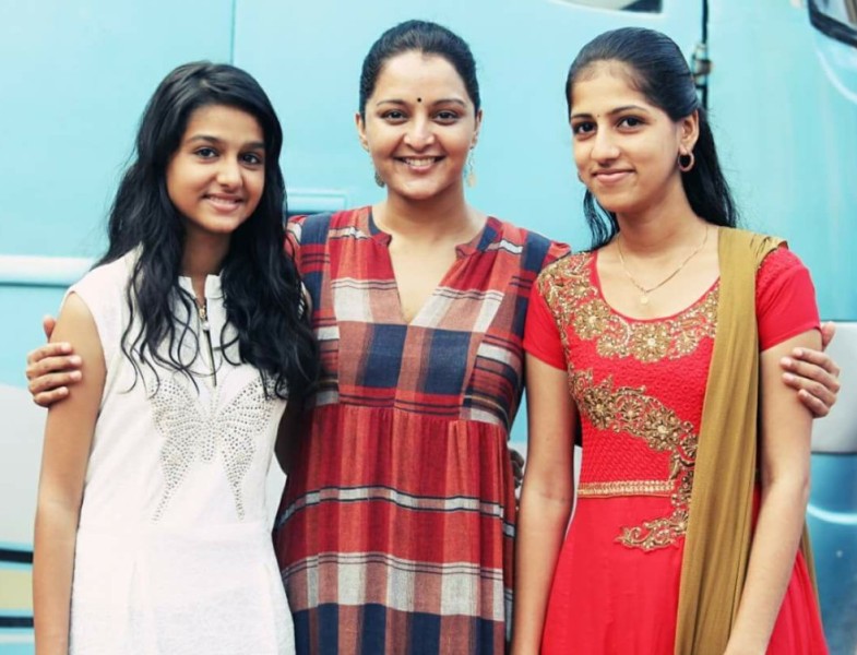 Anaswara Rajan with Manju Warrier and her elder sister, Aiswarya Rajan (left to right) during the shoot of her debut Malayalam film