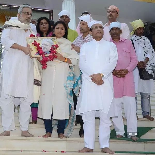 Annu Kapoor (in front) with Om Puri's ex-wife Seema Kapoor (second from left) at Om Puri's prayer meet