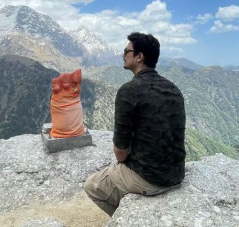 Anuj Sullere in front of Lord Hanuman's idol 