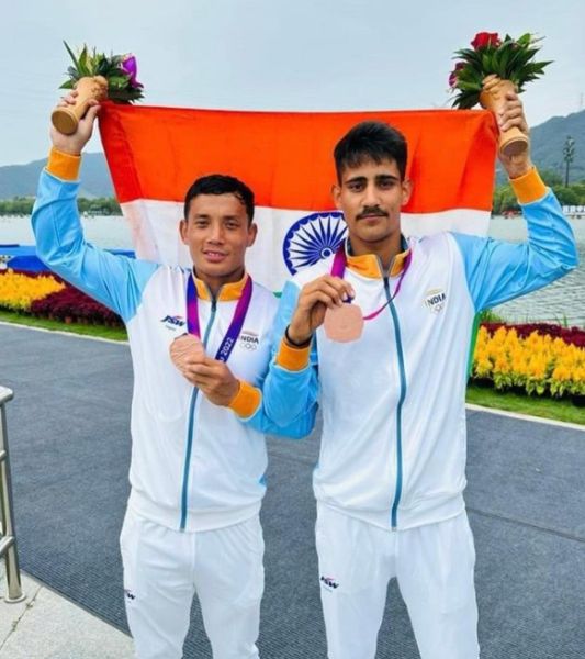 Arjun Singh (right) and Sunil Singh Salam posing with the bronze medals that they won at the 2022 Asian Games