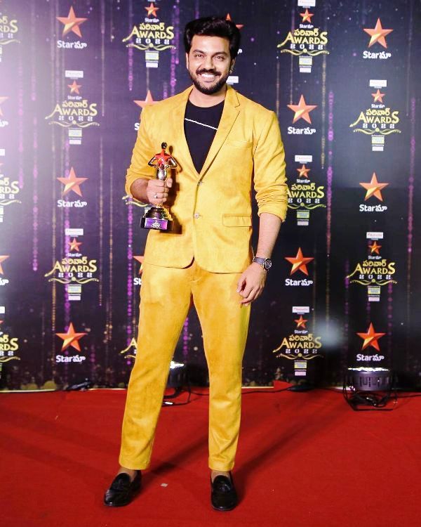 Arjun posing for a photo with his Star Maa Parivaar Award