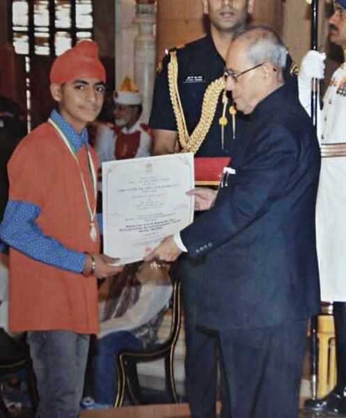 Aryanpal Ghuman receiving the President's Award from former President Pranab Mukherjee in 2015