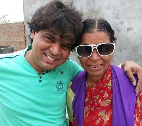 Bhole Shavali with his mother