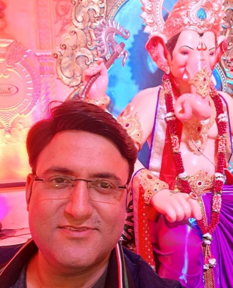 Deepak Pareek in front of Lord Ganesha's idol