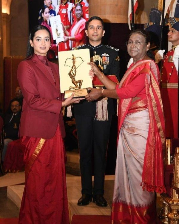 Divyakriti Singh while receiving the Arjuna Award from Droupadi Murmu at Rashtrapati Bhavan, New Delhi