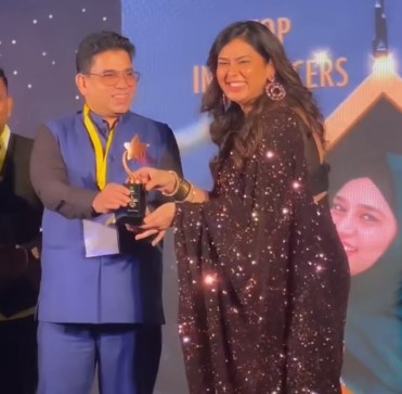 Firoza Khan while receiving the Top Influencer Award (2023)