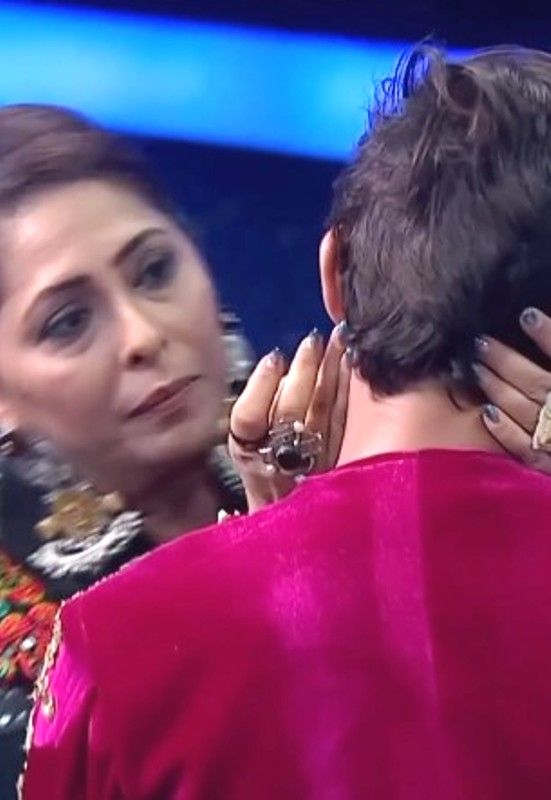 Geeta Kapur putting a black dot behind the ear of Shivanshu Soni