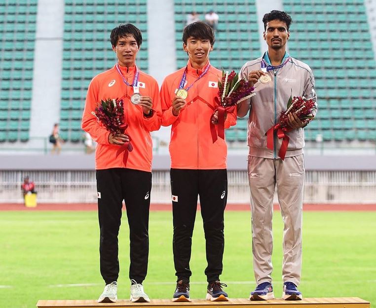 Gulveer Singh (extreme right) receiving his medal at the 2023 Asian Athletics Championships